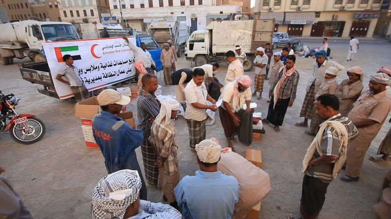 الهلال الأحمر الإماراتي يقدم مساعدات إنسانية لأهالي تريم اليمنية
