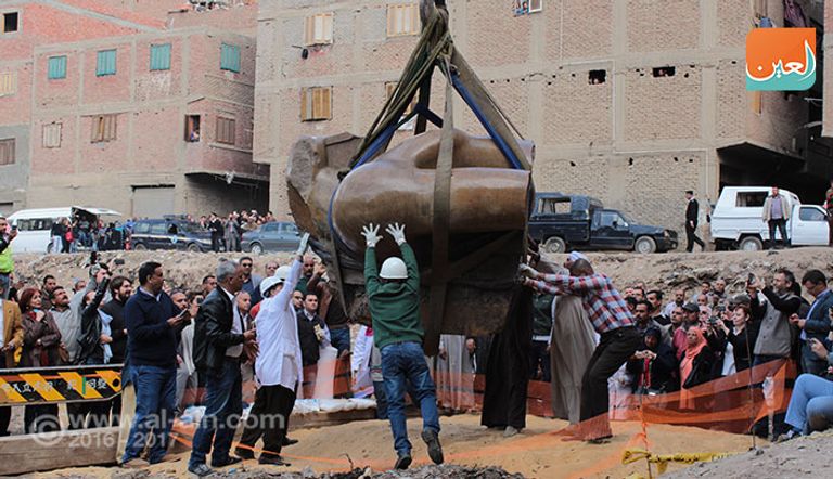 عملية انتشال الجزء الأخير من تمثال رمسيس الثاني