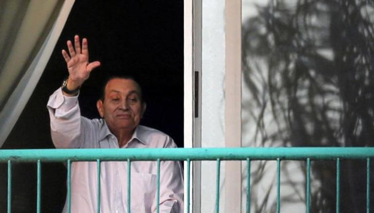 مبارك ينظر من شرفة غرفته بمستشفى المعادي العسكري