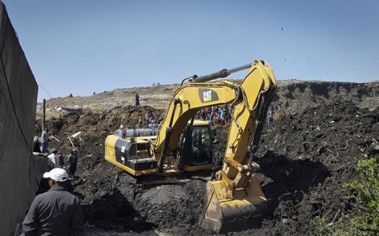 أعمال الإنقاذ جارية في مستودع القمامة