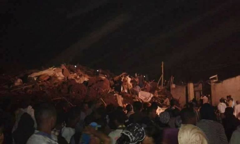 أعمال الإنقاذ جارية في مستودع القمامة