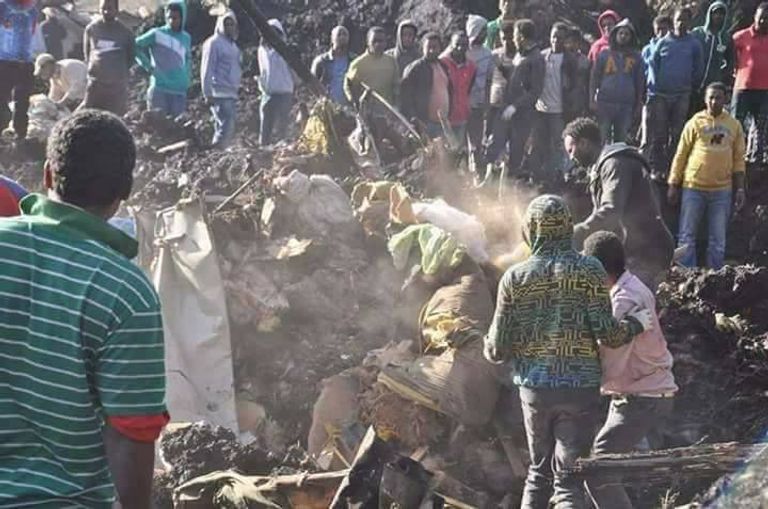 أعمال الإنقاذ جارية في مستودع القمامة