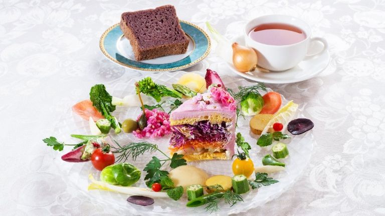 كعكة السلطة مصنوعة من الخضروات فقط