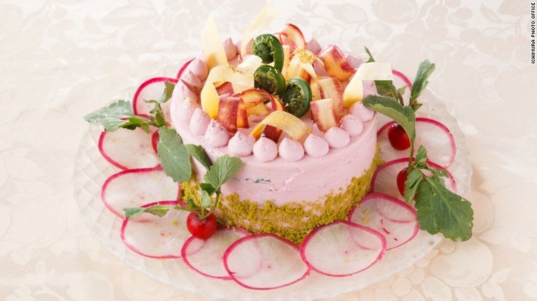 كعكة السلطة مصنوعة من الخضروات فقط