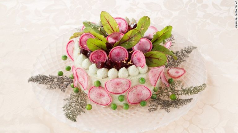 كعكة السلطة مصنوعة من الخضروات فقط