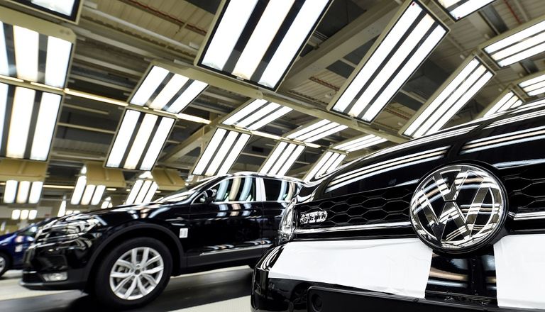 أحد سيارات فولكسفاجن يتم تجهيزها قبل العرض (رويترز)