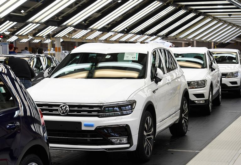 أحد سيارات فولكسفاجن يتم تجهيزها قبل العرض (رويترز)