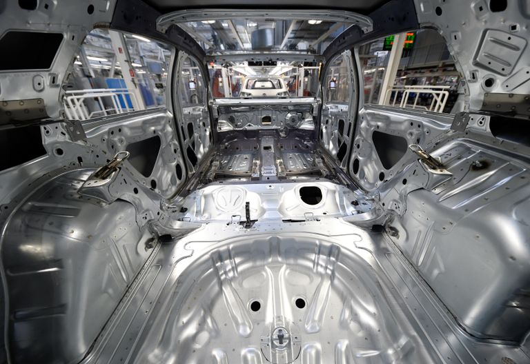 أحد سيارات فولكسفاجن يتم تجهيزها قبل العرض (رويترز)