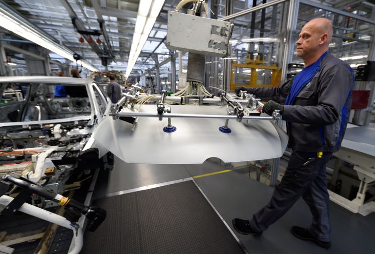 أحد سيارات فولكسفاجن يتم تجهيزها قبل العرض (رويترز)