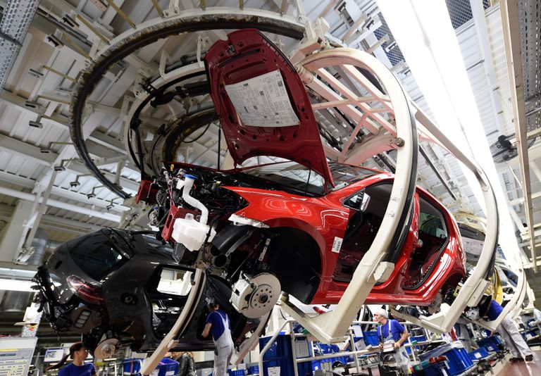 أحد سيارات فولكسفاجن يتم تجهيزها قبل العرض (رويترز)