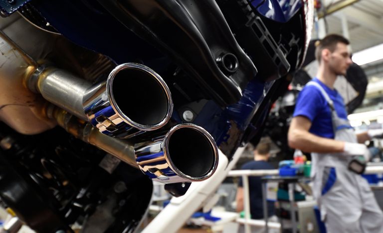 أحد سيارات فولكسفاجن يتم تجهيزها قبل العرض (رويترز)