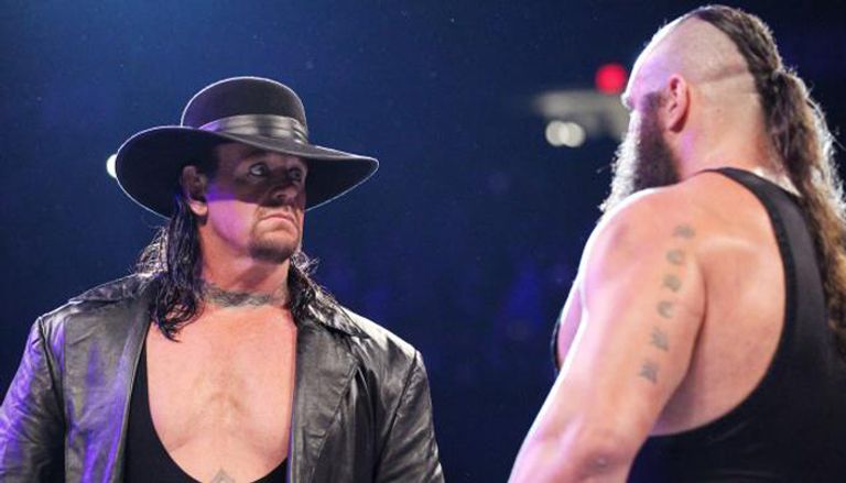 أندرتيكر يضرب رينز