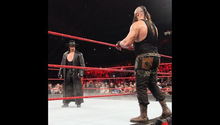 أندرتيكر يضرب رينز