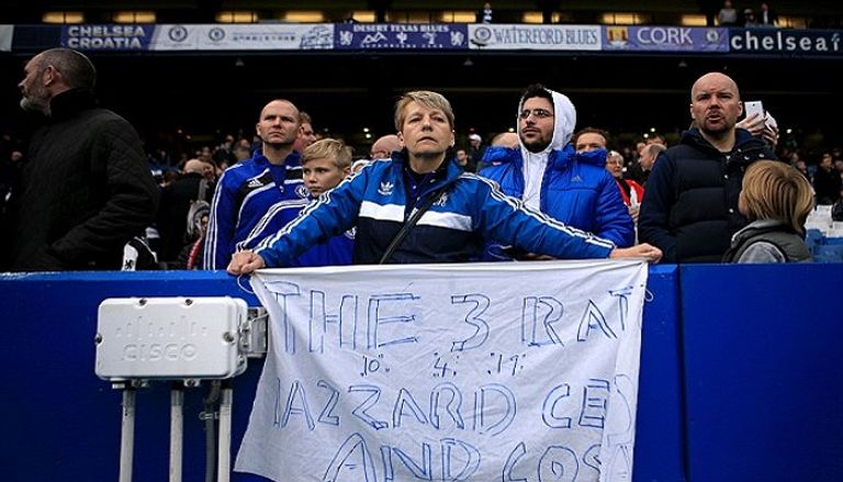 جمهور تشيلسي يعبر عن غضبه من إقالة مورينيو جوزيه مورينيو