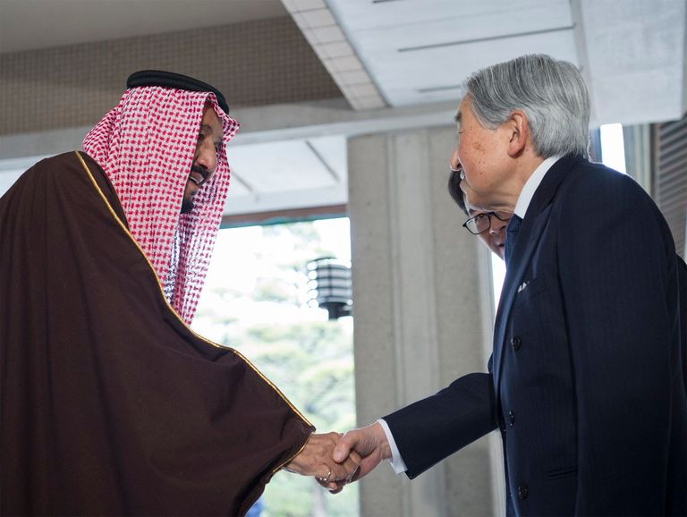 إمبراطور اليابان يستقبل خادم الحرمين الشريفين ويسلمه الوسام السامي 