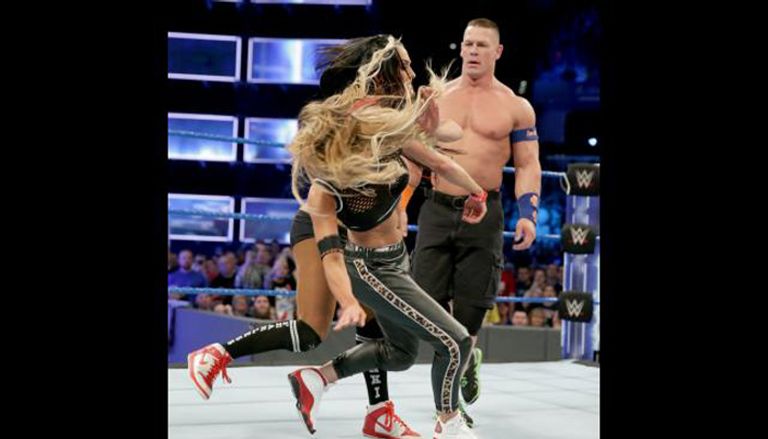 فريق جون سينا ونيكي بيلا بعد الفوز