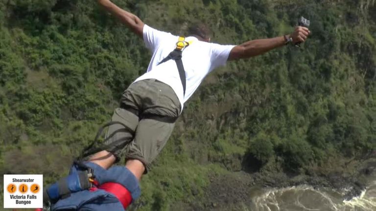 ويل سميث يقفز من ارتفاع 111 مترا