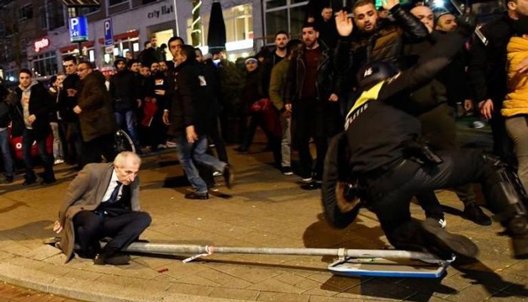 اشتباكات بين الشرطة الهولندية ومحتجين أتراك