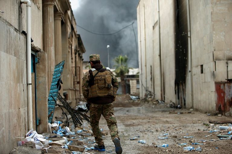 أم عراقية وطفلها بأحياء الموصل