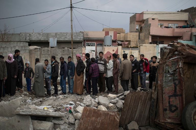 أم عراقية وطفلها بأحياء الموصل