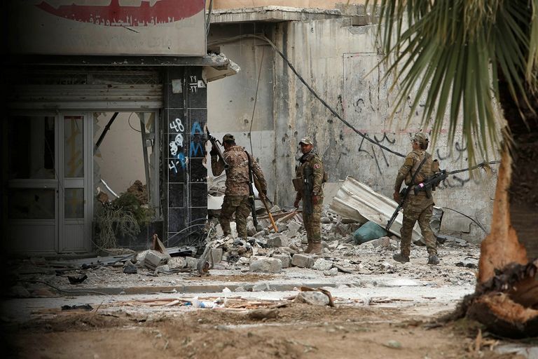 أم عراقية وطفلها بأحياء الموصل