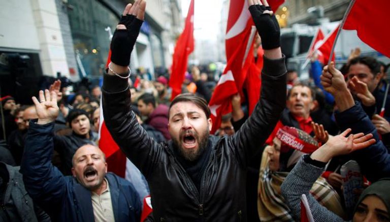 متظاهرون في تركيا (رويترز)