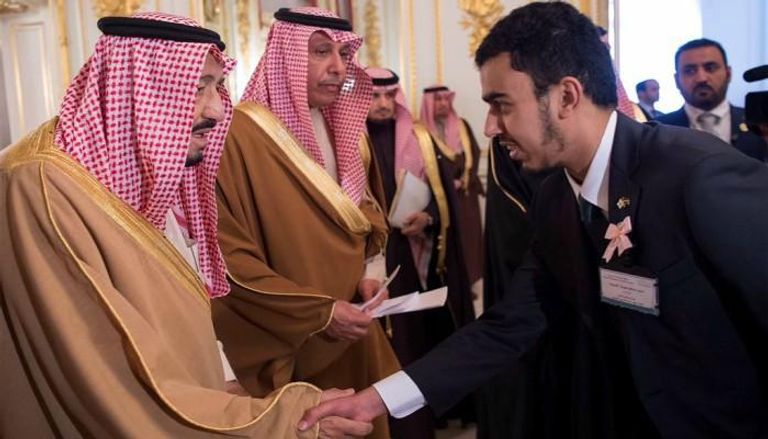 الملك سلمان بن عبدالعزيز آل سعود يصافح أحد الطلاب