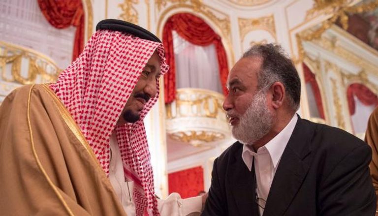 الملك سلمان بن عبد العزيز آل سعود يصافح أحد الحاضرين للقاء