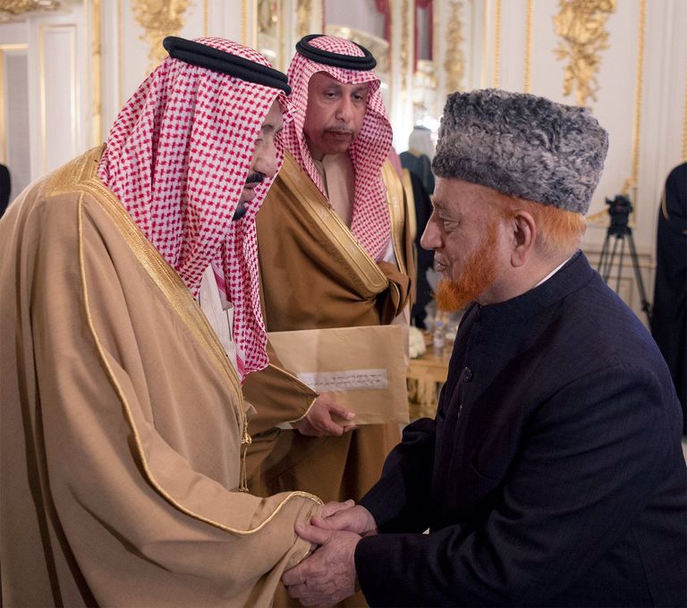 الملك سلمان بن عبد العزيز آل سعود يصافح أحد الحاضرين للقاء