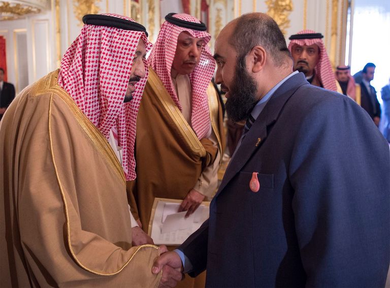 الملك سلمان بن عبد العزيز آل سعود يصافح أحد الحاضرين للقاء