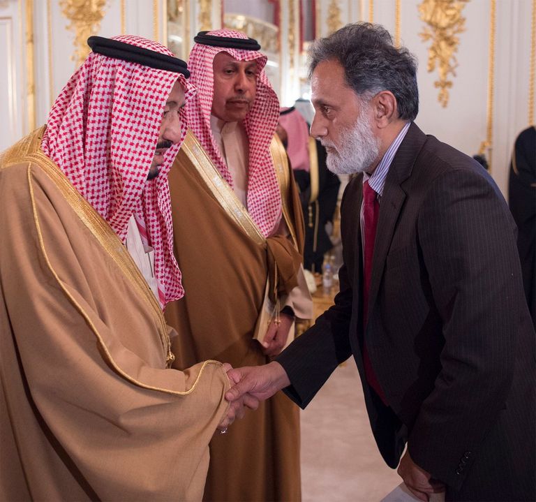 الملك سلمان بن عبد العزيز آل سعود يصافح أحد الحاضرين للقاء