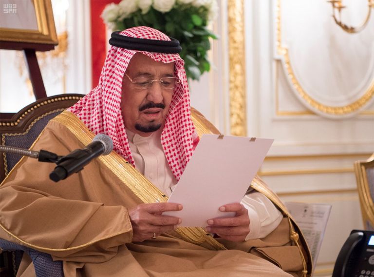 الملك سلمان بن عبدالعزيز آل سعود يصافح أحد الطلاب