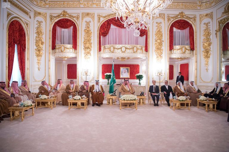 الملك سلمان بن عبدالعزيز آل سعود يصافح أحد الطلاب