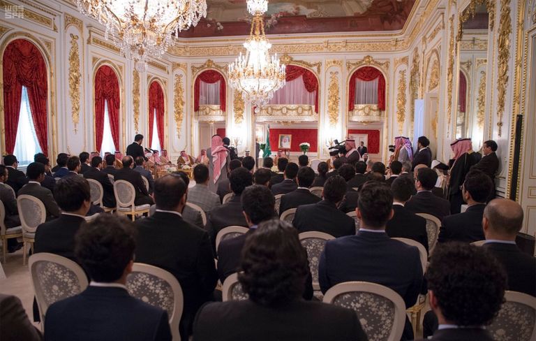 الملك سلمان بن عبدالعزيز آل سعود يصافح أحد الطلاب