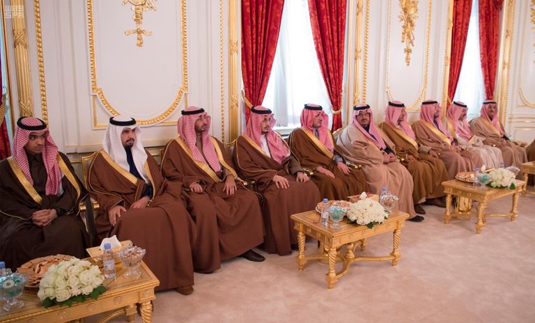 الملك سلمان بن عبدالعزيز آل سعود يصافح أحد الطلاب