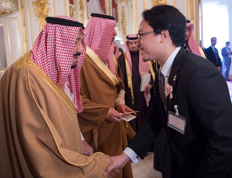 الملك سلمان بن عبدالعزيز آل سعود يصافح أحد الطلاب