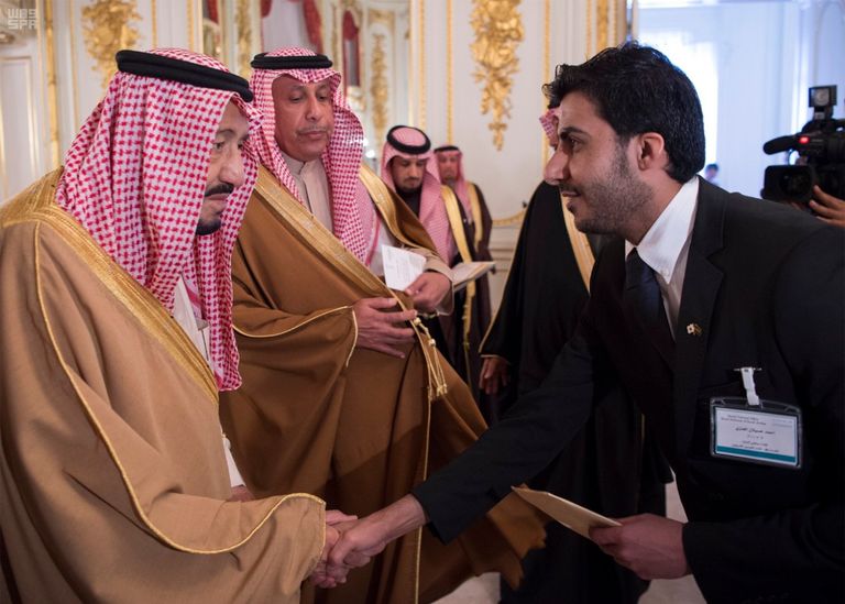 الملك سلمان بن عبدالعزيز آل سعود يصافح أحد الطلاب