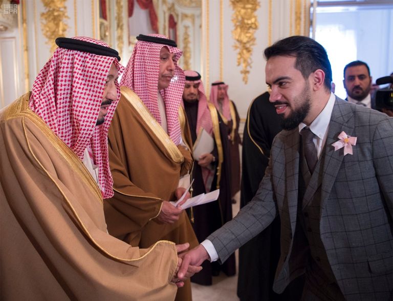 الملك سلمان بن عبدالعزيز آل سعود يصافح أحد الطلاب