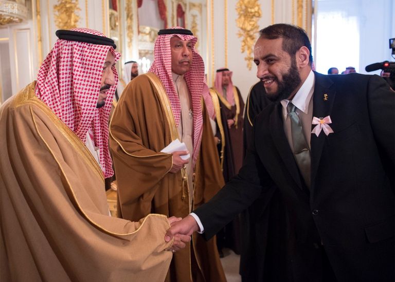 الملك سلمان بن عبدالعزيز آل سعود يصافح أحد الطلاب