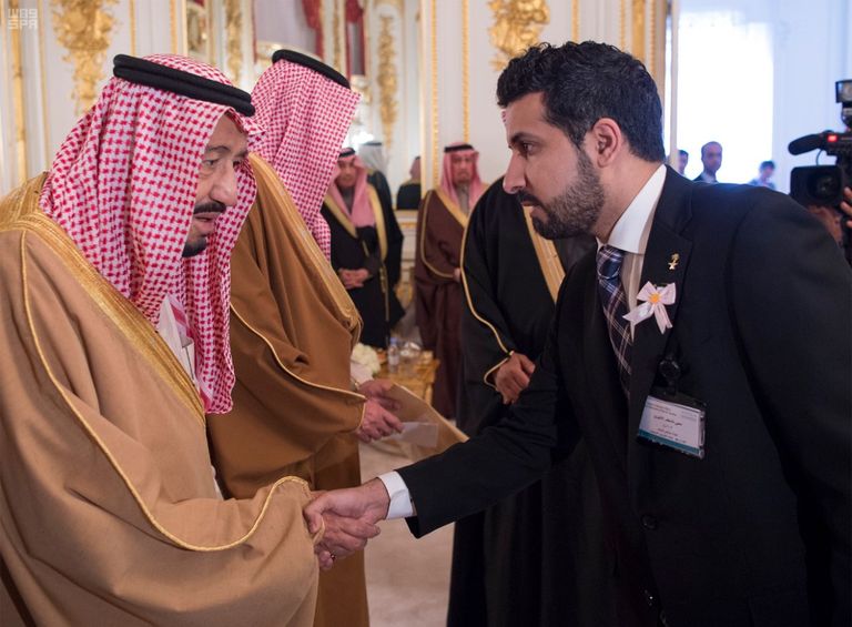 الملك سلمان بن عبدالعزيز آل سعود يصافح أحد الطلاب