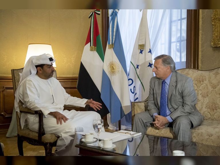 الشيخ حامد بن زايد آل نهيان والمهندس خوان خوسيه آرانغورين، وزير الطاقة والمعادن الأرجنتيني