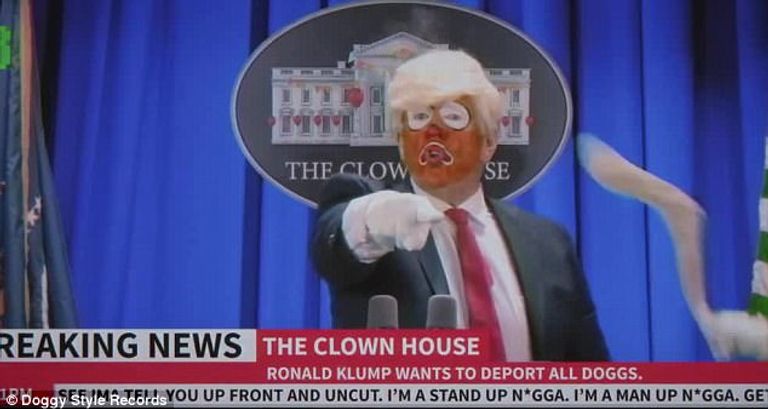 سنوب دوج يشهر سلاحه في وجه ترامب المهرج