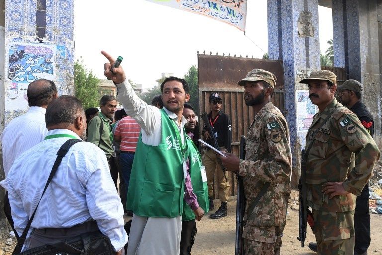 موظف يضع علامات مميزة على المنازل خلال الإحصاء (الفرنسية)