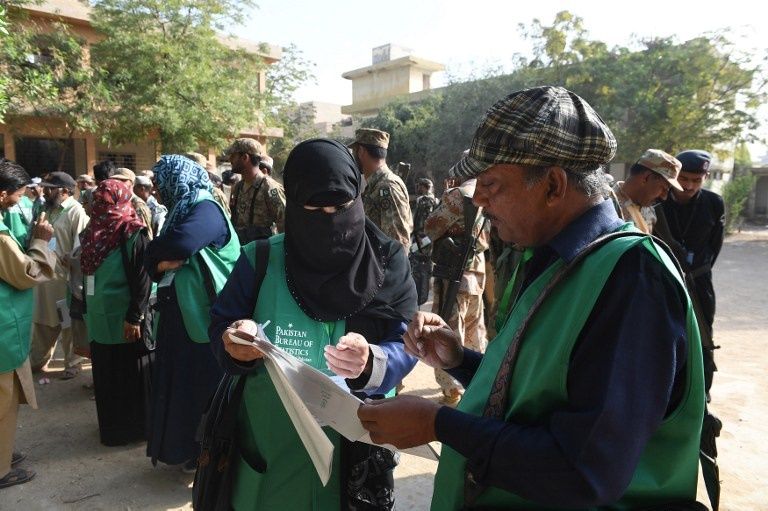 موظف يضع علامات مميزة على المنازل خلال الإحصاء (الفرنسية)