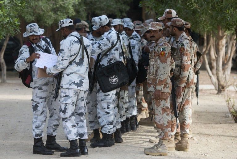 موظف يضع علامات مميزة على المنازل خلال الإحصاء (الفرنسية)