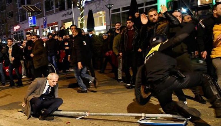 اشتباكات بين متظاهرين أتراك والشرطة الهولندية 