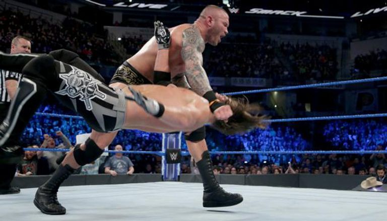 أورتن يثبت أكتاف ستايلز