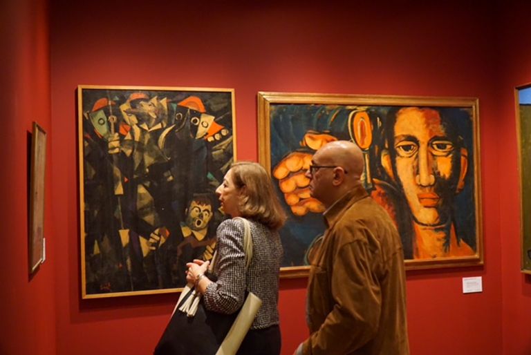 معرض لمعاينة الأعمال الفنية المشاركة في المزاد