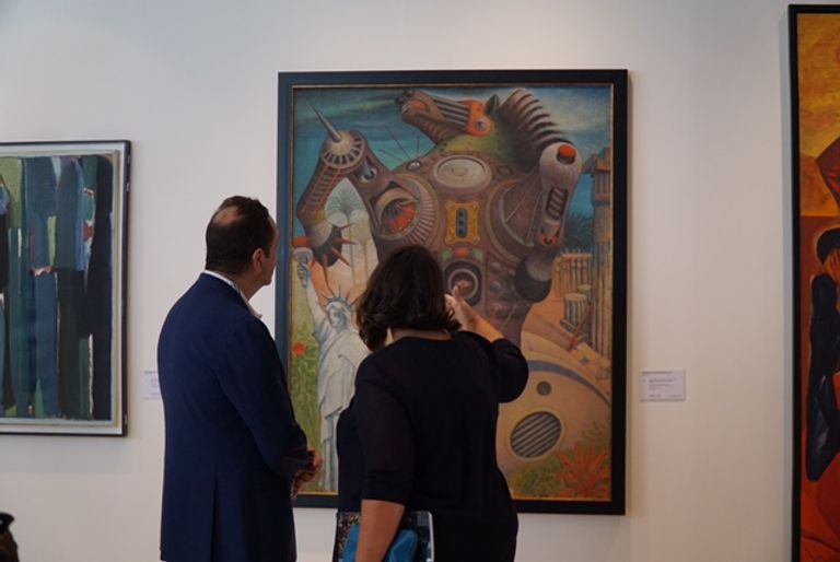 معرض لمعاينة الأعمال الفنية المشاركة في المزاد