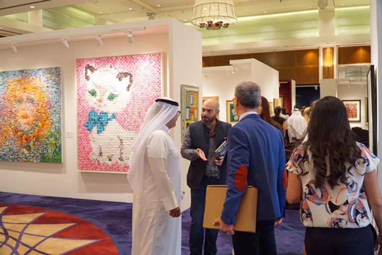 معرض لمعاينة الأعمال الفنية المشاركة في المزاد